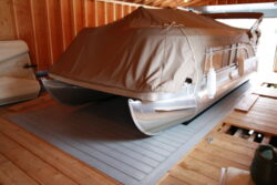 Hidden beam wet slip lift for pontoon boat with decked platform